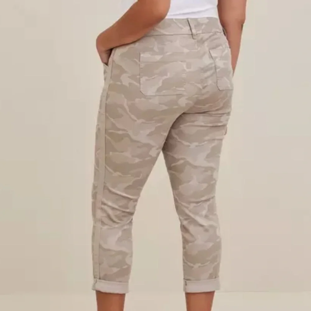Torrid Sz 24 Women's Light Neutral Camouflage Cropped Pants - Picture 16 of 16